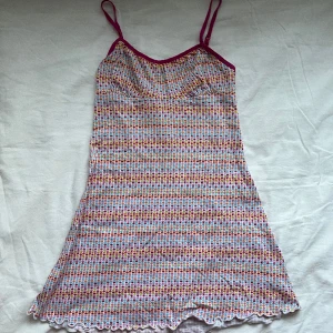 Klänning/linne - Supersöt klänning eller linne med hjärtan i olika färger på. Köpt second hand så den är lite sliten på vissa ställen men i hyfsat bra skick. 