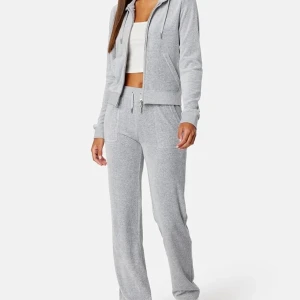 Grått Juicy Couture set.  - Skriv privat för att få egna bilder!  Säljer detta fina set då det ej tyvärr kommer till användning längre. Men i superfint och bra skick😍 Kan gå ned i pris. Kan även köpas separat (byxa 649kr, tröja 529kr) Byxor- L Tröja- Xl 