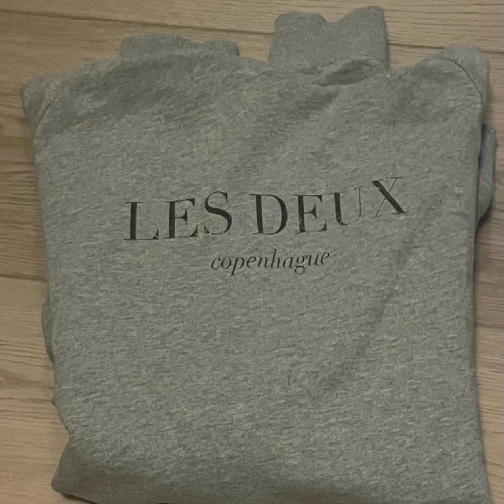 Säljer denna mysiga och stilrena hoodie, ifrån Les Deux, eftersom den är för liten för mig. Skicket är väldigt bra, då jag inte har använd den såpass mycket.. Hoodies.