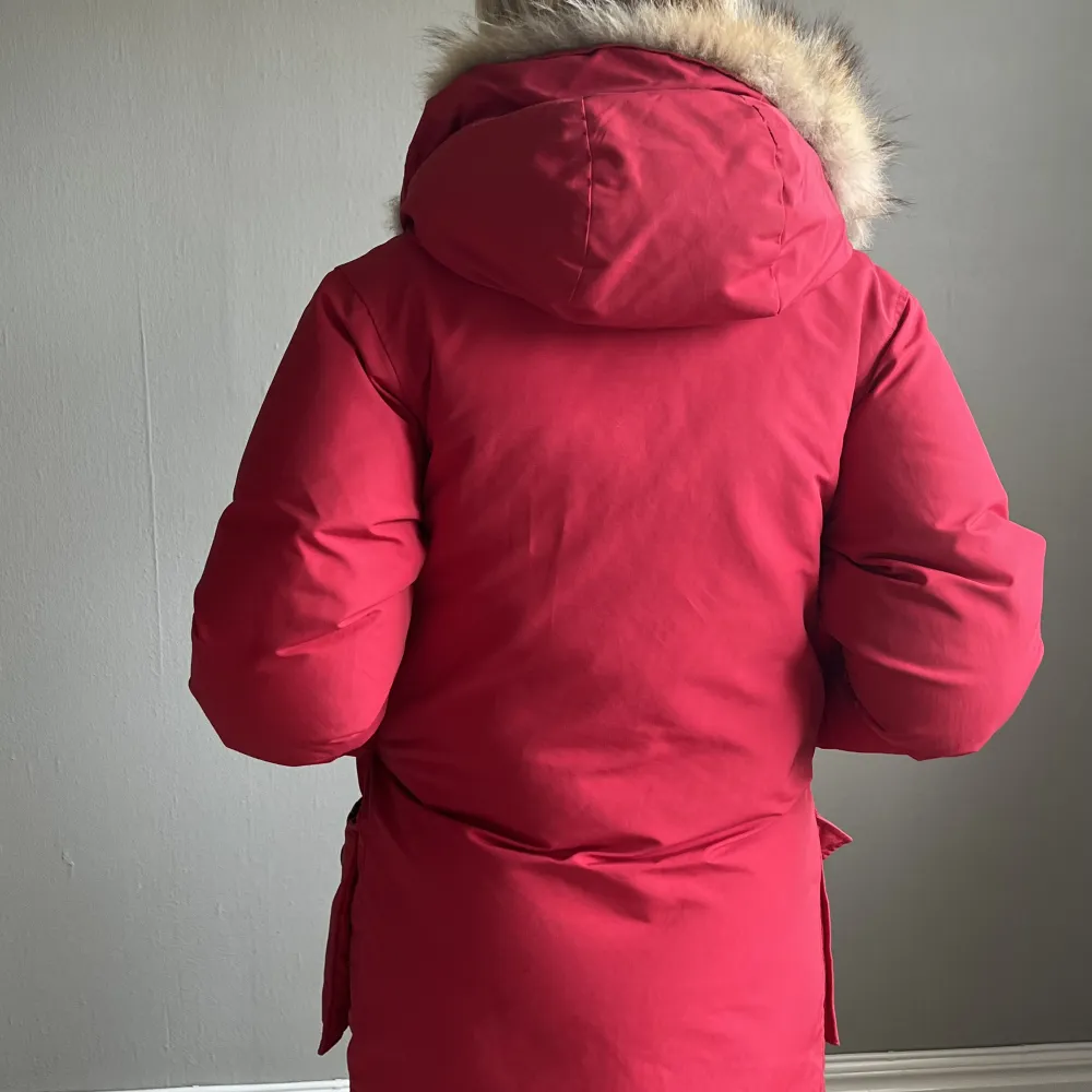 Säljer min woolrich, pälskragen är sliten då kemtvätten förstörde den. Behöver en ny tvätt men vågar inte för pälsen. . Takit.