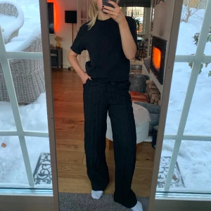 Svarta kostymbyxor - Snygga kostymbyxor som på bilderna är vikta i midjan. Funkar till allt!