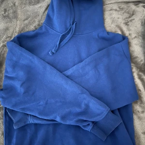 Blå hoodie  - Blå hoodie från zara 