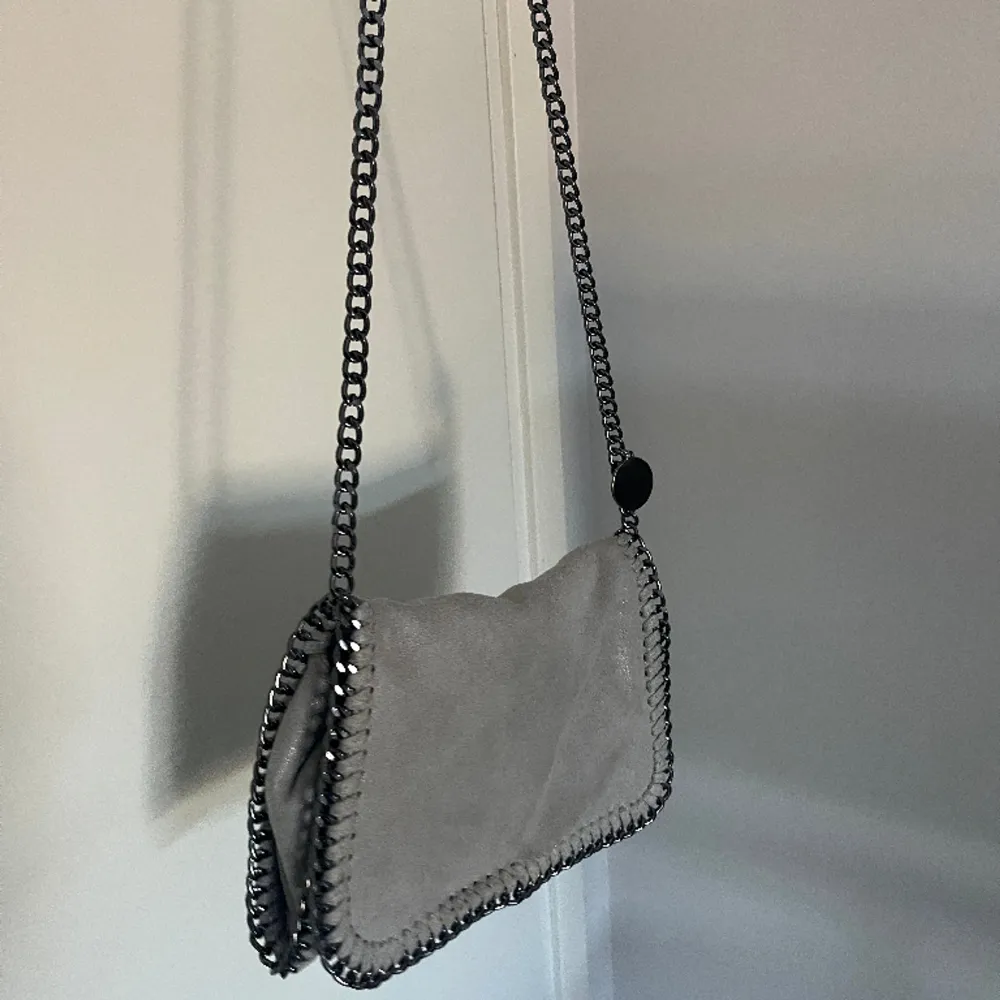 super snygg grå väska, mocka liknade material, lite skimmer i sig! Cross body ( kan även ha på axel) Som ny!. Laukut & Käsilaukut.