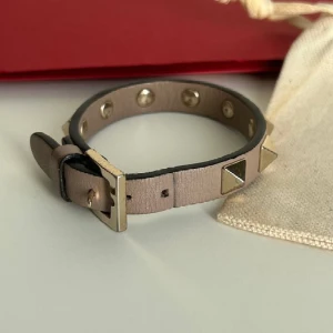 Valentino armband - Första bilden (lånad!!). Säljer mitt valentinoarmband i beige/brunt. Fick i julklapp -22 men knappt använt. 🤎