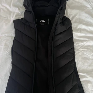 Zara väst - Västen är använd några gånger men den är helt fläckfri, om det ser ut som det på bilden är det nog spegeln som är smutsig.
