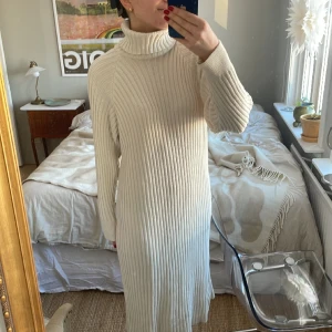 Vit stickad klänning från Y.A.S - Mysig vit stickad klänning från YAS.💛 Endast testad, aldrig använd pga. för kort på mig för min smak (175 cm lång). Nypris 700 kr. 