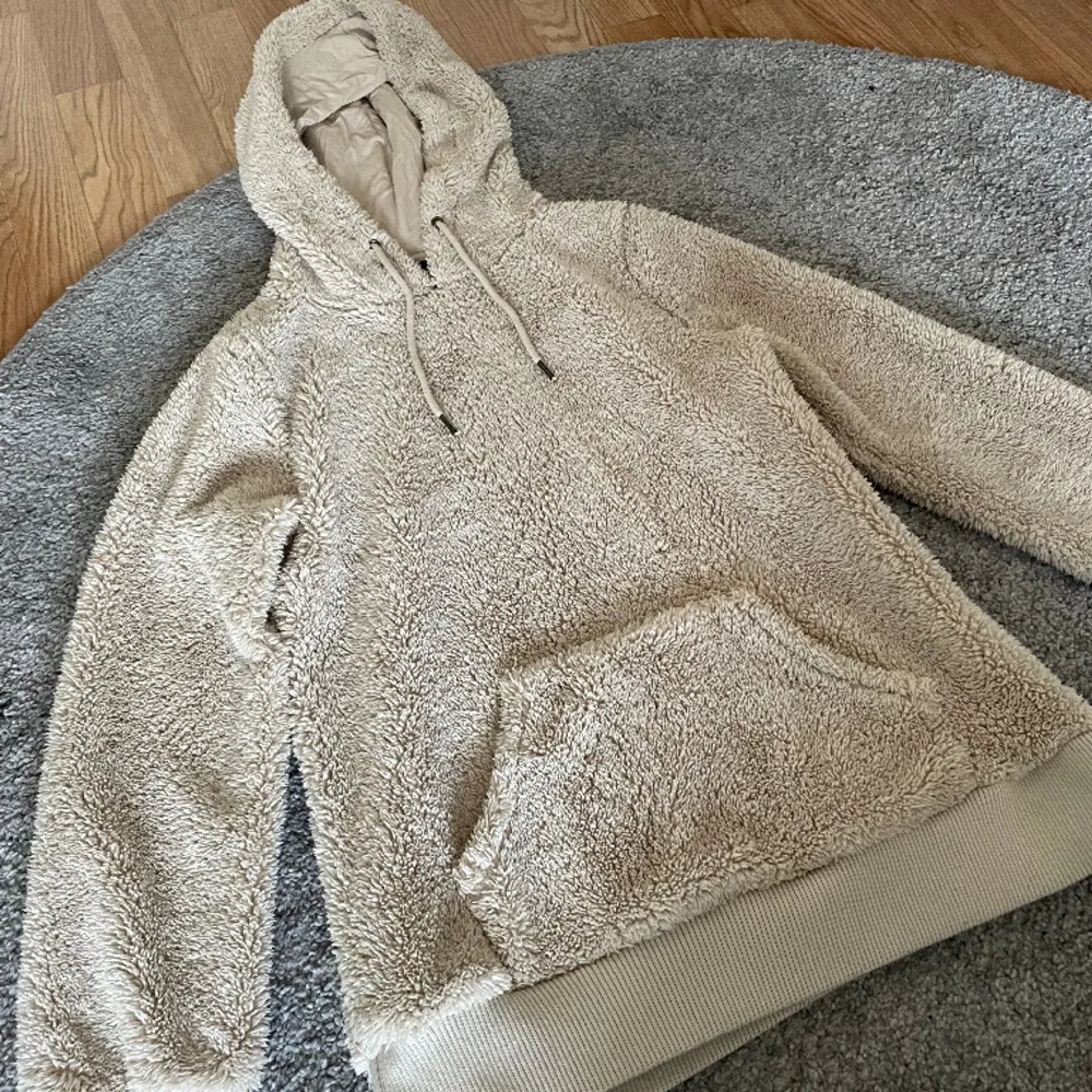 Väldigt fint skick och använts mellan 2-3 gånger. Har inga defekter så som smuts eller hål 🔆säljs då den inte kommer till användning . Hoodies.