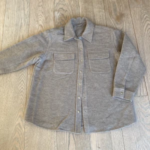 Ocerahirt i ullblandning -Other Stories! - I stort sett oanvänd oversized ”overshirt” tröja från Other Stories. Kan även användas som tunnare jacka på våren. Stl M.