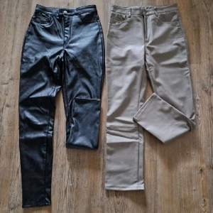2 par skinnbyxor skinnimitation vegan svart beige  - Storlek 36 på båda med Stretch. Väldigt följsamma och figursmickrande. Nypris cirka 599:-/st  Det beige paret har en liten prick/slitage långt ned på det ena benet, inte sett detta före granskning.
