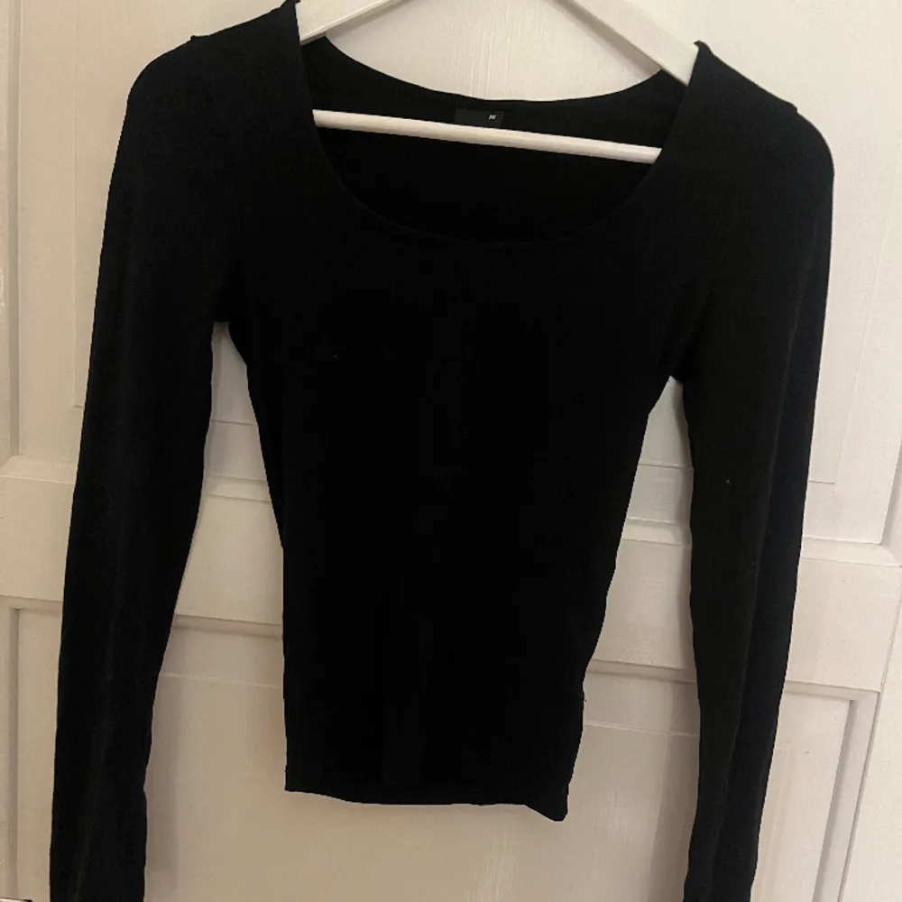 Sjukt snygg svart tröja från Gina tricot med snygga ärmar 💗🌸Storlek xs. . Tröjor & Koftor.