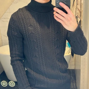 Hollister stickad turtleneck  - Jätte varm och lagom tjock turtleneck från Hollister som är perfekt till vintern eller hösten. Säljer på grund av att jag inte använder den längre. Använd endast ett par gånger och i jättebra skick