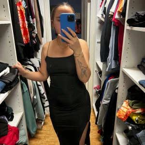 Superfin klänning  - As fin klänning med jätte din baksida. Använd fåtal gånger, säljer pga har en till likadan. 