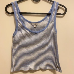 Gullig topp - Superfin topp som tyvärr kommer för lite till användning. Storlek L men jag skulle säga att det är en S/M😊