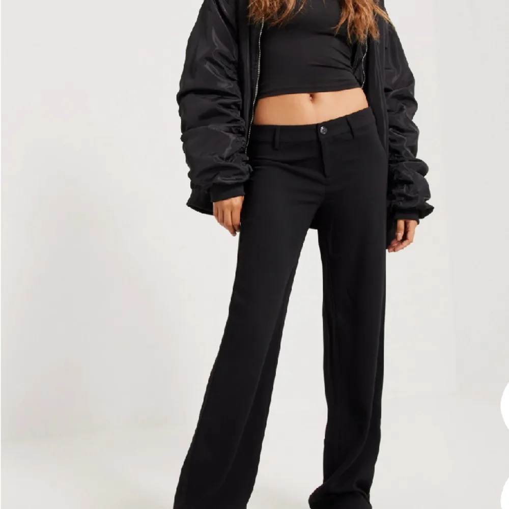 Helt nya Low waist wide leg pants från NLY Trend. Prislappar är fortfarande kvar. Köpte i fel storlek. Är i storlek L men passar M/L. Priset går att diskutera, orginalpriset var 500kr. . Jeans & Byxor.