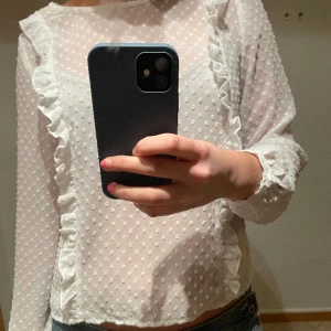 Vit blus med volang - En gullig blus med volanger. Den är i storlek M och passar bra på M, men är ändå lite mindre i storleken. Bara att skriva om ni undrar något🤍🤍🤍