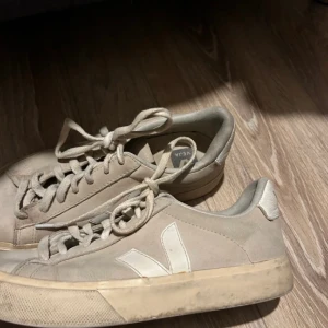 Veja skor - Storlek 39.  Köpta för 1699kr. 