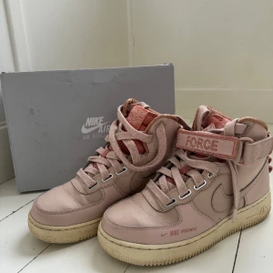 Air Force One - Snygga Nike Air Force One i mycket gott skick säljes för 400 kr. Nypris 1399 kr. 
