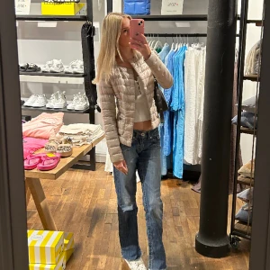 Herno Chantilly Jacka - Säljer min finaste älskade Herno jacka. Använd ett fåtal gånger, köptes i september. Äkthets bevis och kvitto finns. Använd men i nyskick. Köptes för 4995kr. Hör av er vid intresse och fler bilder! Storlek 36, men sitter som en xs/s