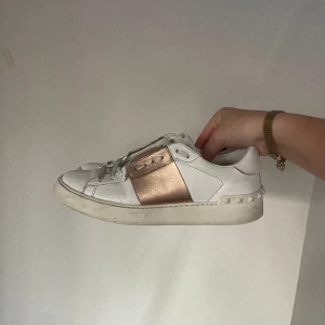 Valentino skor - Valentino garavani skor i roséguld. Storlek 38,5. Kommer med skokartong, påse och lapp. Använt skick. Inget fast pris.