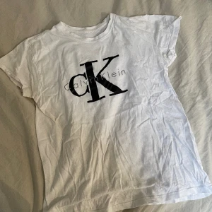 T-shirt - Välanvänd t-shirt i bra skick. En del små fläckar som knappt är synliga.