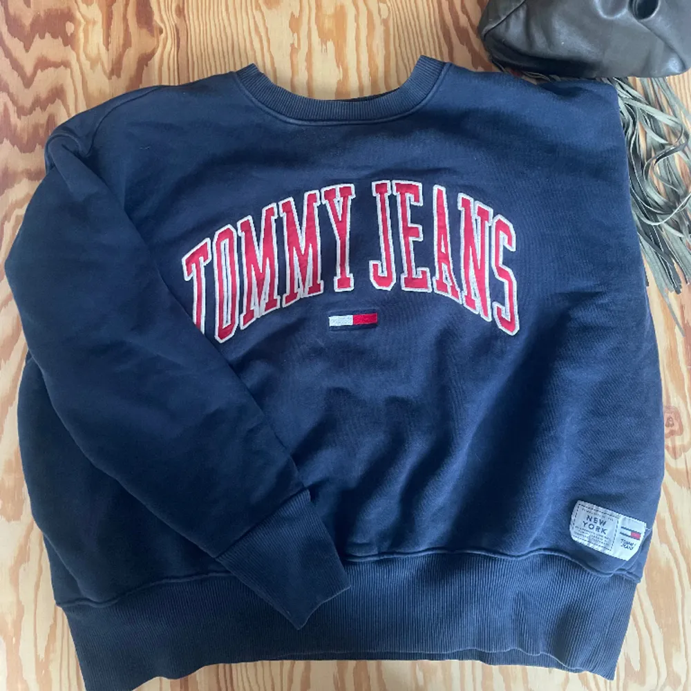 Jättefin oversized Tommy jeans sweatshirt! Skulle säga att den är i M/L men passar mig som vanligtvis bär S💓💓. Tröjor & Koftor.