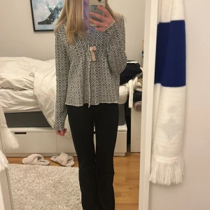 Kofta - Super skönt material och passar jätte bra med ett par svarta byxor och ett vitt linne/T-shirt.  Aldrig använd. Storlek 164/ Xs