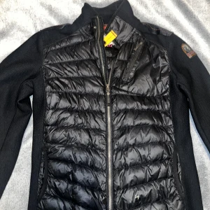 Parajumper jacka äkta - Använd ca 2 månader, sedan har den bara legat i en garderob. Slitage: se bild 3.