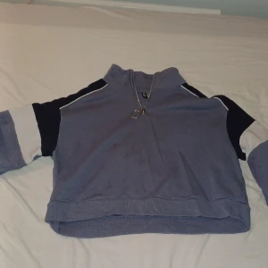 Tröja med dragkedja  - En underbar tröja som kan stylas med nästan allt. Den är väldigt skön och i jättebra kvalitet. Den köptes för 350kr men säljs för 100kr.
