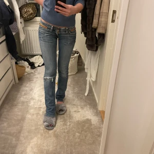 Jeans!  - Midjemått 38 cm rakt över. Innebenslängden 86 cm 😋😋