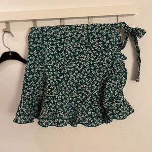 Säljer denna gröna kjol från Shein då den är lite stor och inte kommer till användning. Nypris ca 200 men säljer för 90kr i strl S/36
