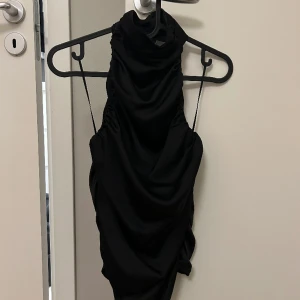 Topp från Gina tricot - Danni halterneck top från Gina tricot. Smock i ryggen.  Sparsamt använd. Inga anmärkningar på skicket.