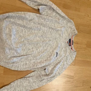 Superdry stickad tröja - Otroligt skön stickad tröja som knappt är använd