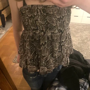 Kjol/ topp - Fin kjol som också funkar som topp, storlek 134/140 men passar mig som har xs. Inga defekter, helt som ny💕