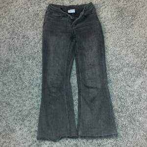 Be om mer bilder!!ett par utsvängda bootcut jeans från Gekås🙏🏼andvända ish 3 ggr❤️