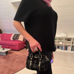 Zadig & Voltair väska  - Säljer min handväska som är i bra skick🙏🏽 Köpte för 4000kr och säljer för 2000kr. Priset kan diskuteras❤️