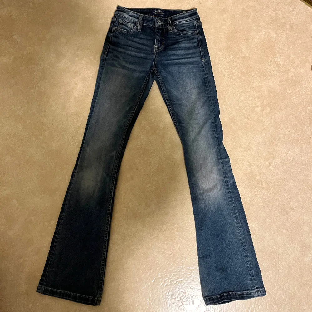 Lågmidjade crocker jeans som är för små på mig, i fint skick men finns tecken på användning därav priset! I storlek 23/31 som skulle motsvara 32, XXS ❤️. Jeans & Byxor.