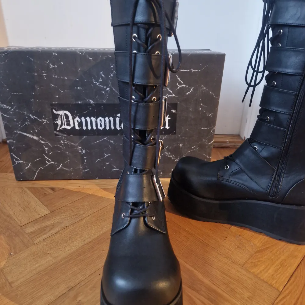 Skor från Demonia i modellen Thrashville 518. Skorna har enbart testats då de är för stora för mig och är därför i nyskick. Om du har ett par liknande boots i storlek 42 är även ett byte aktuellt.. Skor.