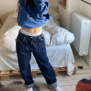 Byxor  - Säljer dessa jeans som jag älskar från weekday, dom går att vika ner, har dom uppvikta lite för dom är lite långa. 