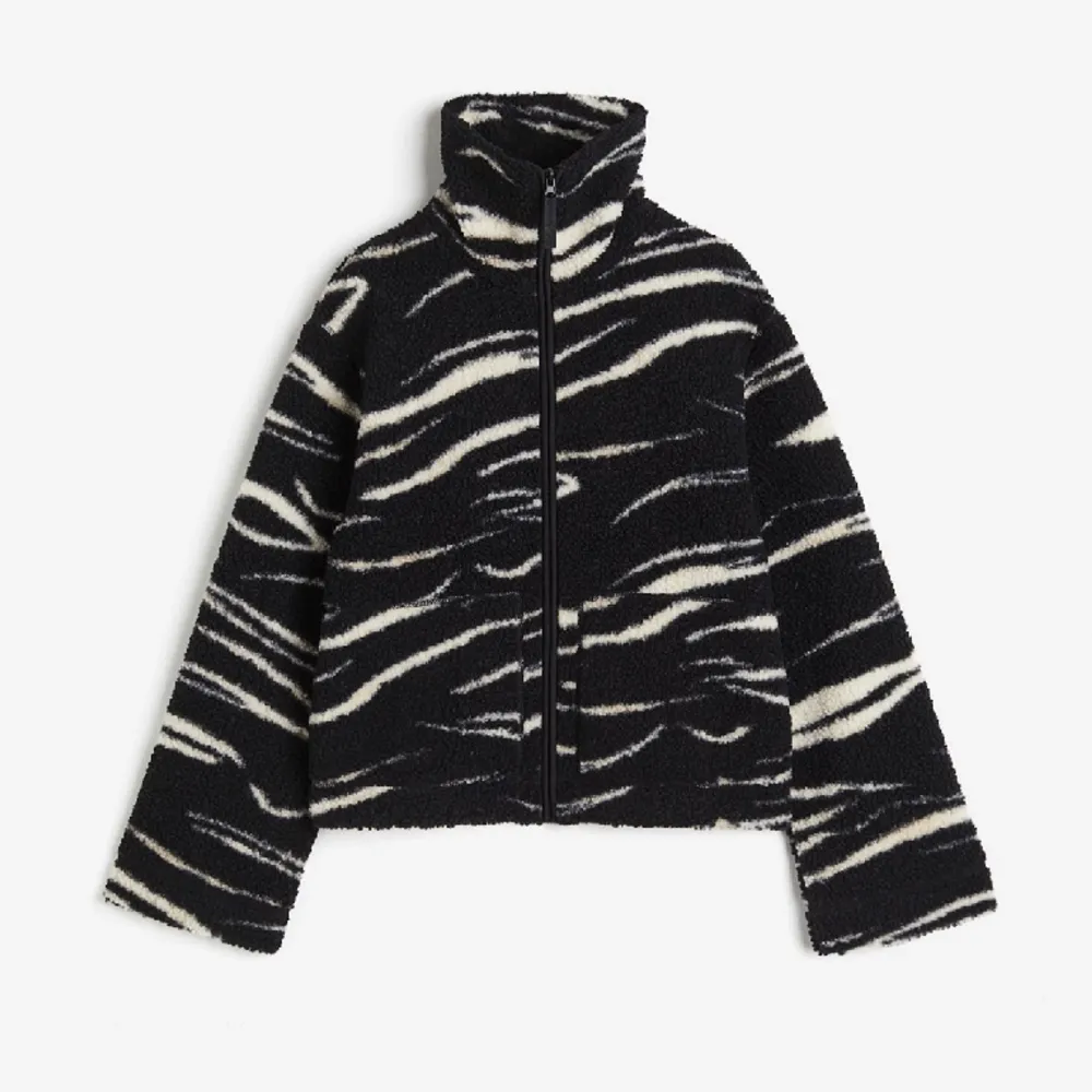 Säljer denna populära ”jackan” ifrån H&M, slutsåld på hemsidan!! Storlek S och aldrig använd, frakt tillkommer . Tröjor & Koftor.