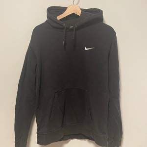 Nike Svart Hoodie, Large, Nypris 699  Ett fint begagnat skick från ett djur och rökfritt hem   Hej, Jag heter Mike o jag säljer ut hela min garderob eftersom jag ska resa utomlands. Därav kommer allt säljas till billiga priser på plick! Inga returer.