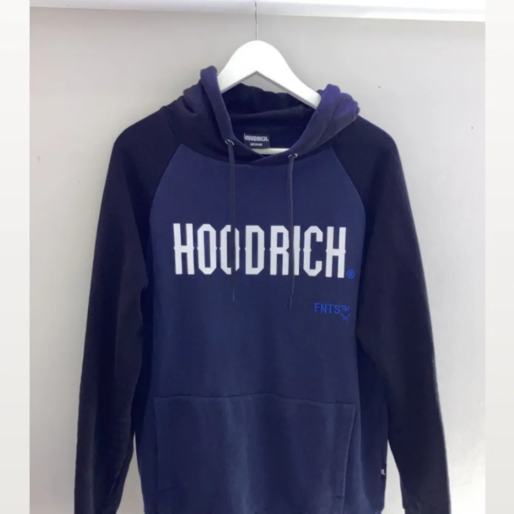 Hoodrich hoodie i storlek M. Mycket bra skick och är använd fåtal gånger. Nypris 800 och säljs för 500kr. Modellen är helt slutsåld!. Hoodies.