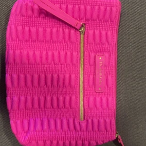 Necessär Elizabeth Arden - Fin necessär, runt 20*30 cm. Pris går att pruta! 