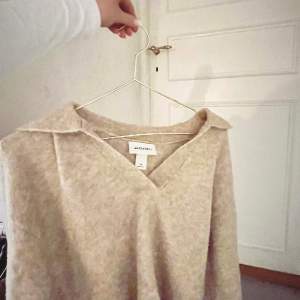Säljer denna stickade tröja från monki då den inte längre kommer till användning!💓🫰