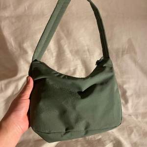 Säljer denna mörk gröna väska från Gina, väskan är i ett jätte bra sick och är använd max 3 gånger! Väskan säljs för 130 kr + frakt.💕 