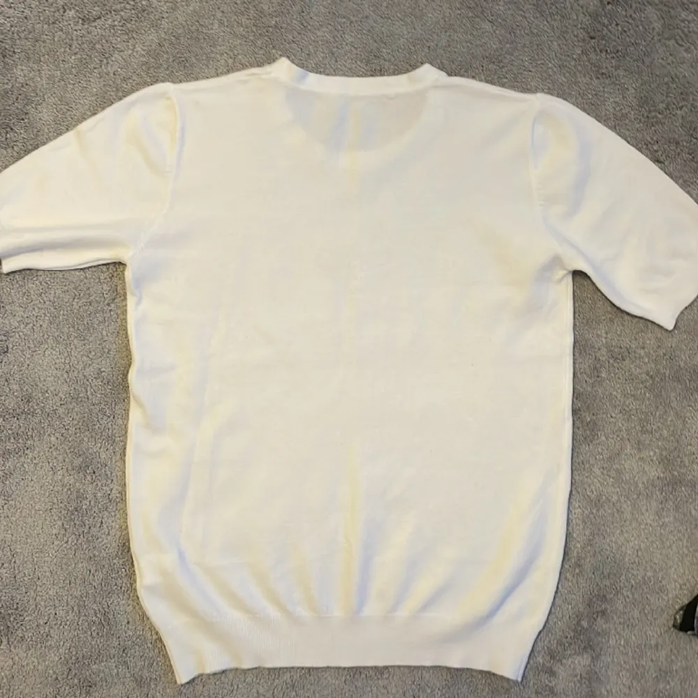 En vit stickad t-shirt från Clothing Company CC. Lite liten för mig och säljer därför. Använd ändats 1 gång! Fråga om det är något ni undrar över! 😘. Stickat.