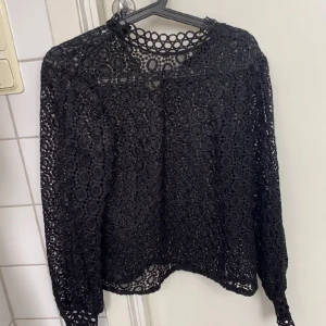 Blus från H&M - Superfin, virkad topp från H&M