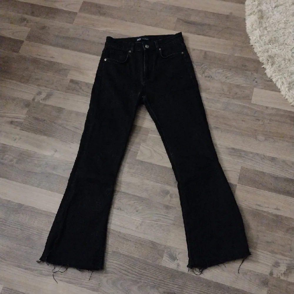 Ett par svarta utsvängda jeans från Zara.. Jeans & Byxor.