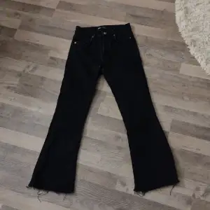 Ett par svarta utsvängda jeans från Zara.
