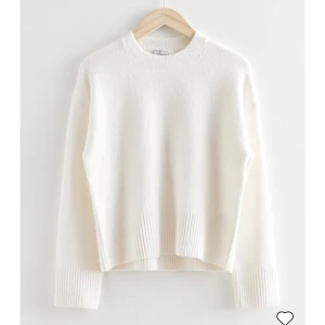 Stickad tröja  - Säljer denna super mysiga  stickade tröja från & other stories i storlek S, som är helt oanvänd, då jag köpte fel storlek. Köparen står för frakten 💕 Nypris 550, säljer för 400 