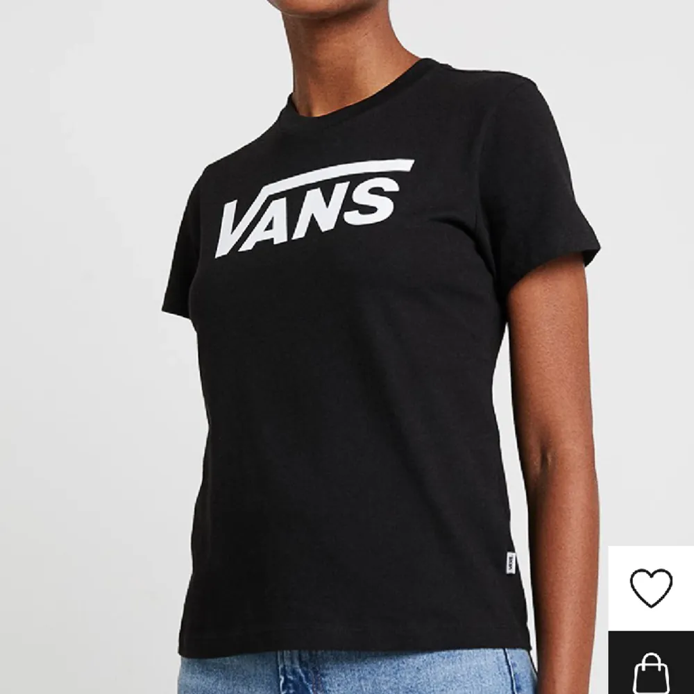 Svart t-shirt med vitt tryck från Vans. Fint skick, nästan oanvänd. Säljer då den är lite lång på mig! Nyköpspris är 300kr.. T-shirts.